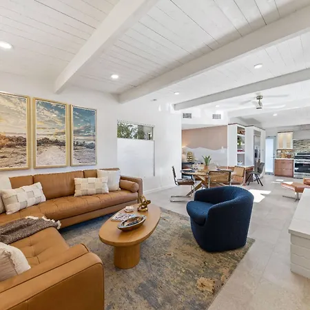 Luxurious Tennis Club Bungalow 1 With Mountain Views And Walks To Downtown Palm Springs!